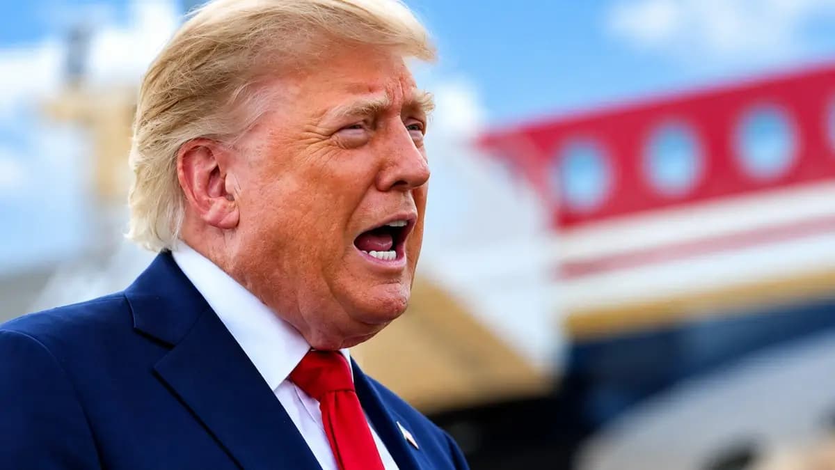 US TV networks halt Trump coverage after CNN White House restrictions