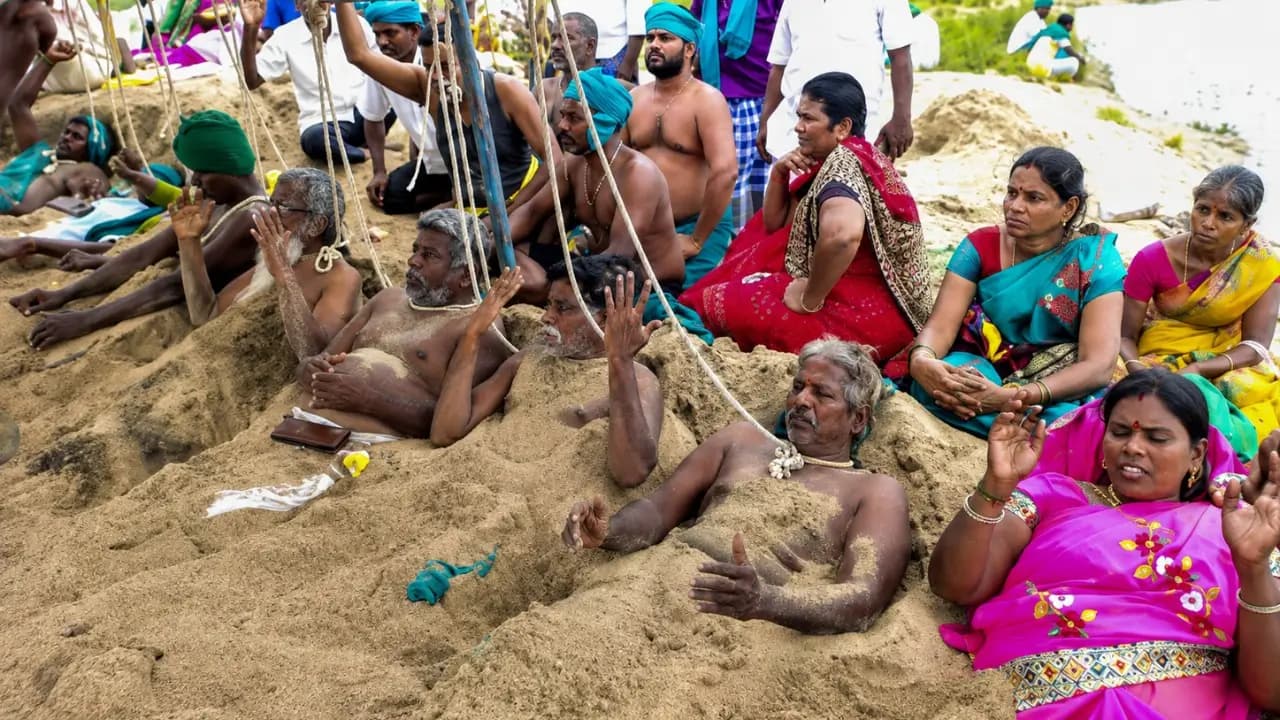 TN Farmers Bury Themselves in Sand Seeking Immediate Cauvery Water.