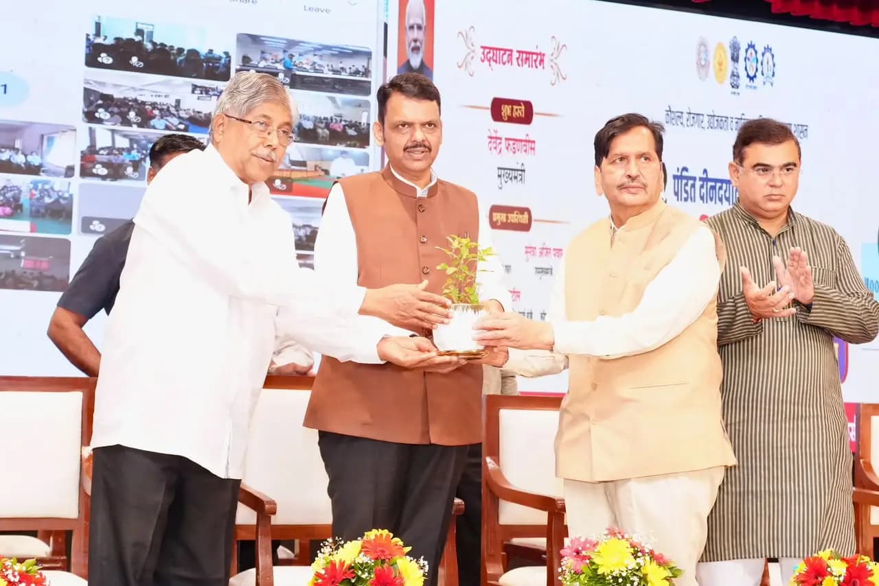 Fadnavis Announces Global Job Push Under Maharashtra Employment Drive